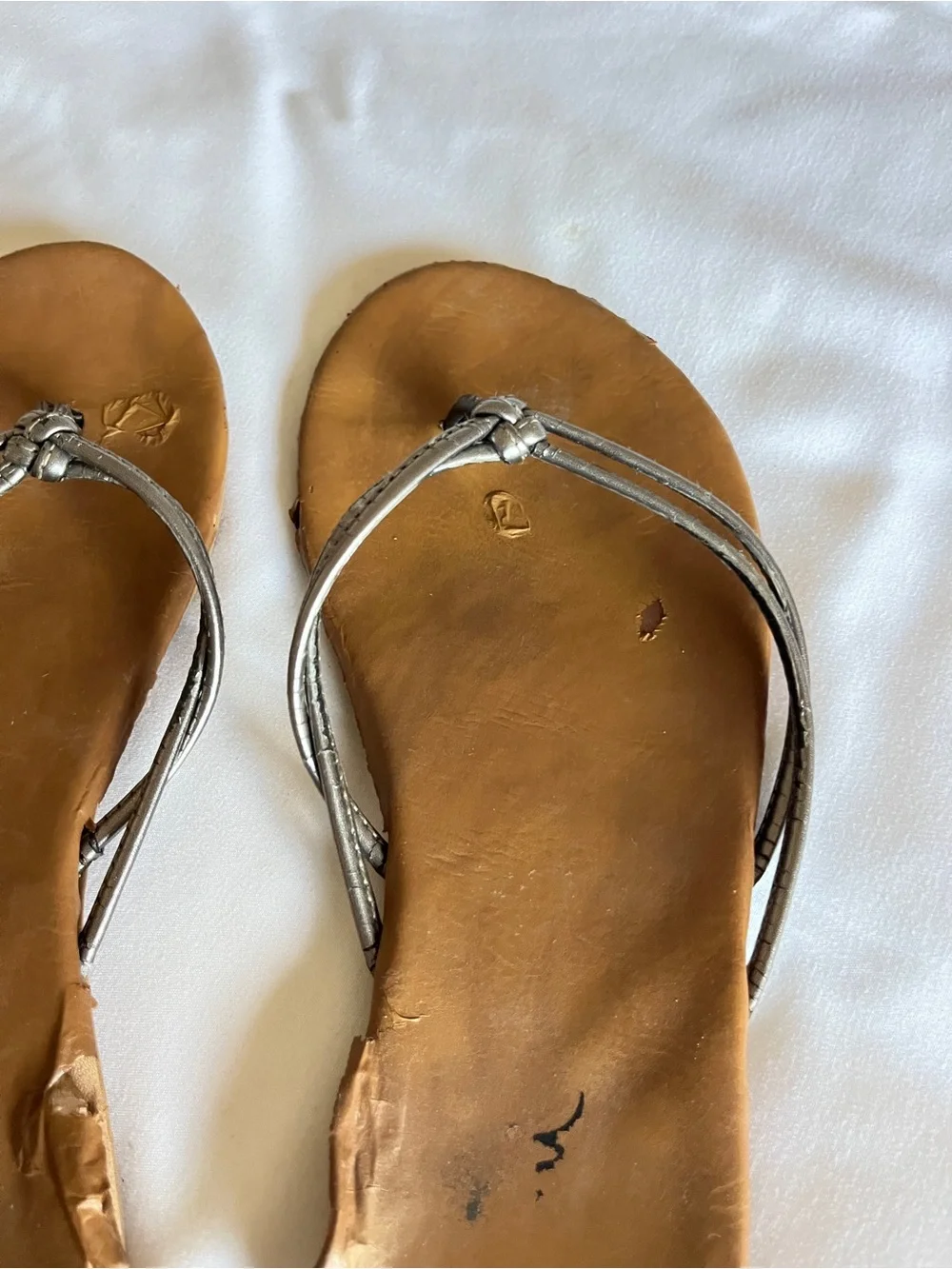 Women's Silver Metallic Strappy Sandals Flip Flops Tan Leather Footbed Size 5.5